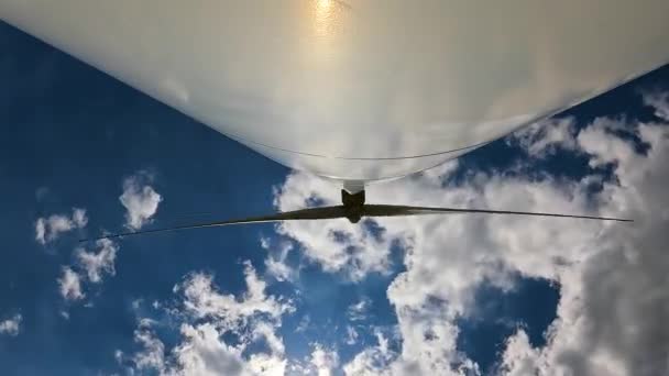 Balança Baixo Ângulo Uma Turbina Eólica Girando Muito Rápido Criando — Vídeo de Stock