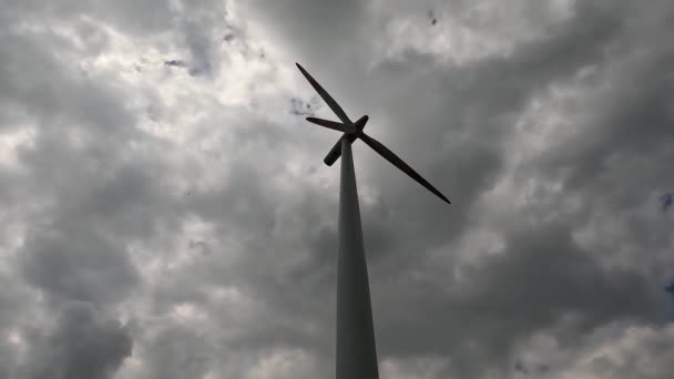 Low Angle Shot Van Een Windturbine Roteren Het Creëren Van — Stockvideo