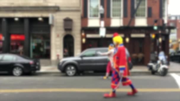 Imagen Borrosa Gente Vestida Como Payasos Caminando Por Calle Cámara — Vídeos de Stock