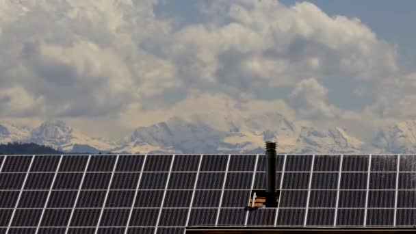 在屋顶上拍摄太阳能电池板 创造可再生能源 背景是云彩的壮丽山脉 — 图库视频影像