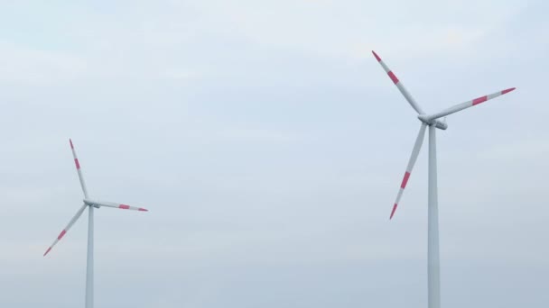 Împușcat Două Turbine Eoliene Care Creează Energie Regenerabilă Unul Învârte — Videoclip de stoc