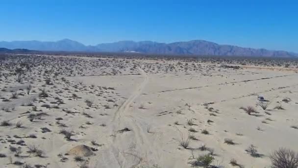 一架无人驾驶飞机飞越田野飞往一座山的景象 — 图库视频影像