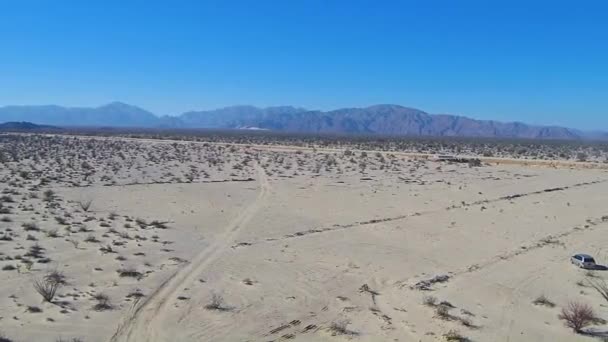 Vista Dron Volando Sobre Campo Desde Una Montaña — Vídeos de Stock