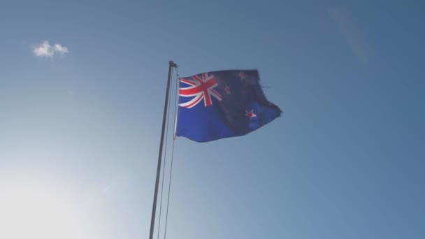 Una Bandiera Neozelandese Sventola Palo Con Cielo Blu Razzi Solari — Video Stock