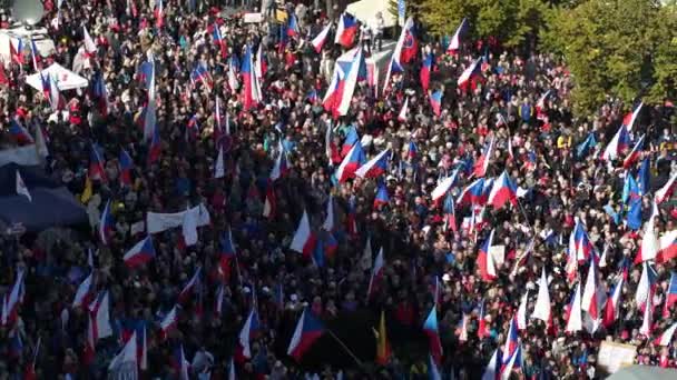 布拉格文采拉斯广场上举着切赫旗抗议的人群 — 图库视频影像