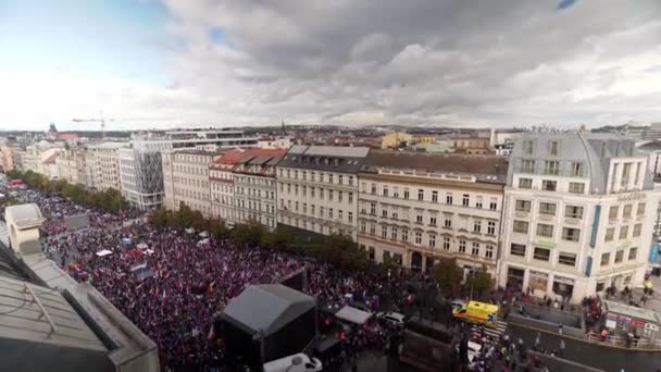 Protestující Dav Václavském Náměstí Pod Zataženou Oblohou Panorama Prahy — Stock video