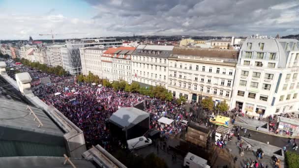 Václavské Náměstí Praze Plné Protestujících Lidí Široké Panorama — Stock video
