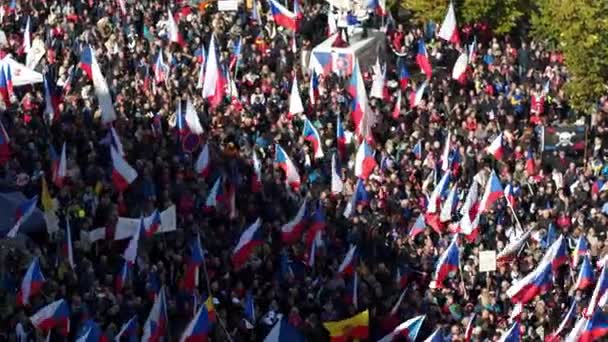 Ogromny Tłum Czeskimi Flagami Demonstrujący Pradze Przeciwko — Wideo stockowe