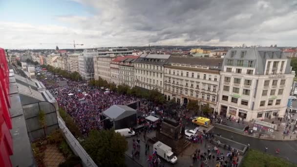 布拉格天际线 全景文采拉斯广场的游行示威人群 — 图库视频影像