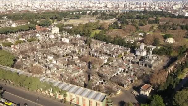 Aerial Chacarita墓地 ブエノスアイレス アルゼンチン ワイドスピニングショット — ストック動画