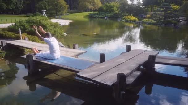 Homme Blanc Caucasien Adulte Pratique Yoga Dans Paisible Jardin Forestier — Video