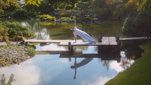 Hombre Blanco Caucásico Adulto Practica Yoga Tranquilo Exuberante Jardín Forestal — Vídeos de Stock