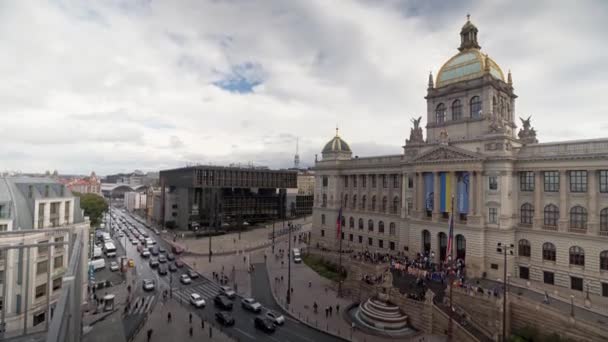 Aktivisten Protestieren Auf Der Treppe Des Prager Nationalmuseums Weitschuss — Stockvideo