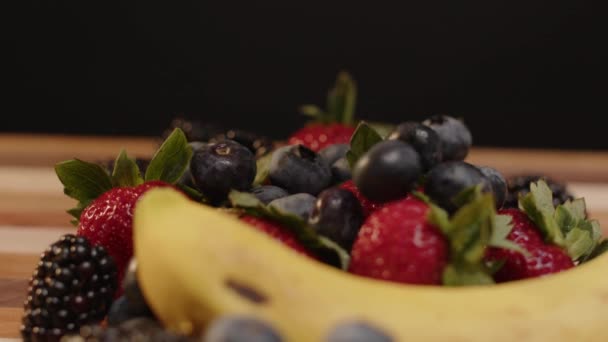 蓝莓被扔在一堆旋转的水果上 — 图库视频影像