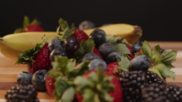 Arándanos Que Dejan Caer Una Pila Frutas Que Giran — Vídeo de stock