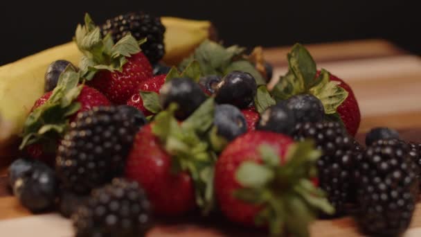Fruta Que Deja Caer Sobre Una Tabla Cortar — Vídeo de stock