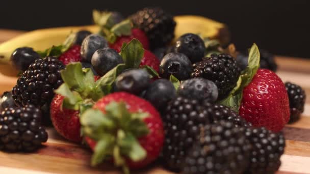 水果被扔在满是水果的切菜板上 — 图库视频影像