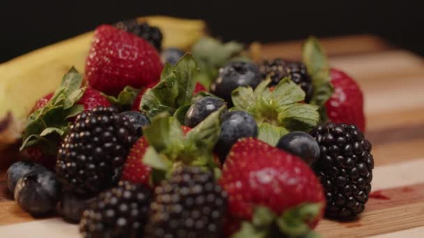 Están Tirando Barritas Sobre Una Tabla Cortar Con Fruta — Vídeo de stock