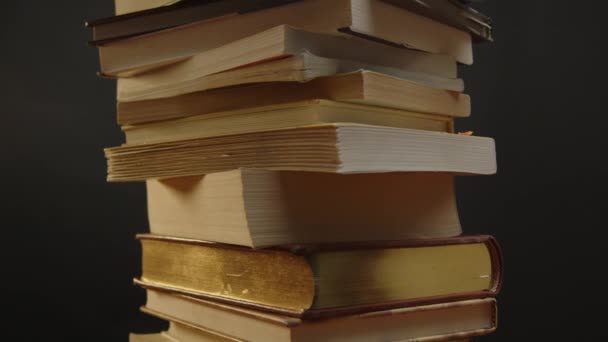 Montón Libros Girando Con Cámara Inclinada Hacia Arriba — Vídeo de stock
