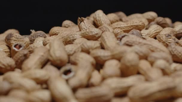 Girando Grande Ângulo Uma Pilha Amendoins Com Fundo Preto — Vídeo de Stock