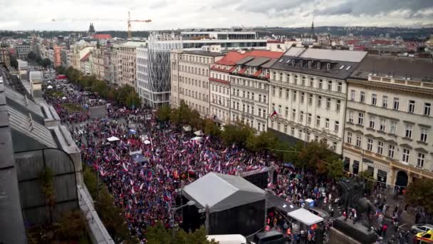 Massive Menschenmenge Mit Tschechischen Fahnen Und Bühne Bei Demonstration Prag — Stockvideo