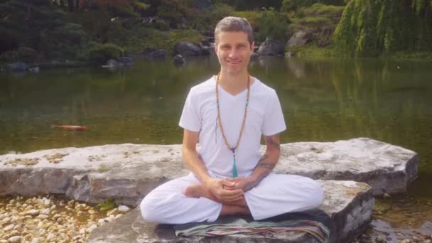 Hombre Blanco Caucásico Practica Meditación Sentado Una Roca Junto Estanque — Vídeos de Stock