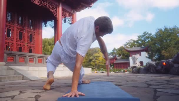Blanke Volwassen Man Beoefent Yoga Omgeving Dat Van Een Traditionele — Stockvideo