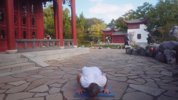 Белый Взрослый Мужчина Практикует Йогу Окружающая Среда Традиционный Китайский Соблазн — стоковое видео