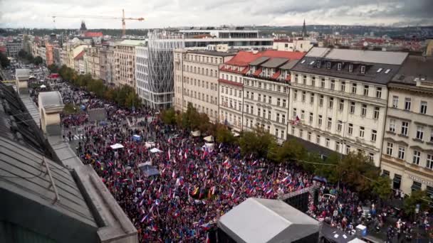 Wenceslasplein Praag Vol Met Protesterende Mensen Met Tsjechische Vlaggen — Stockvideo