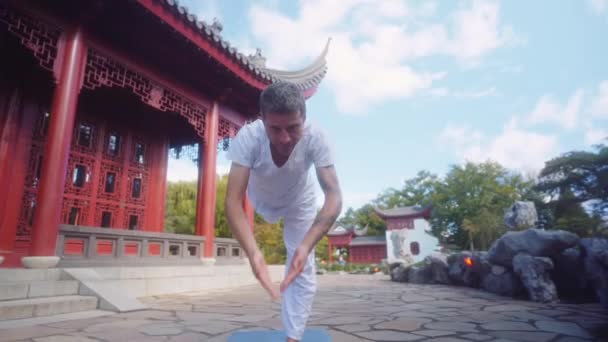 Белый Взрослый Мужчина Практикует Йогу Окружающая Среда Традиционный Китайский Соблазн — стоковое видео