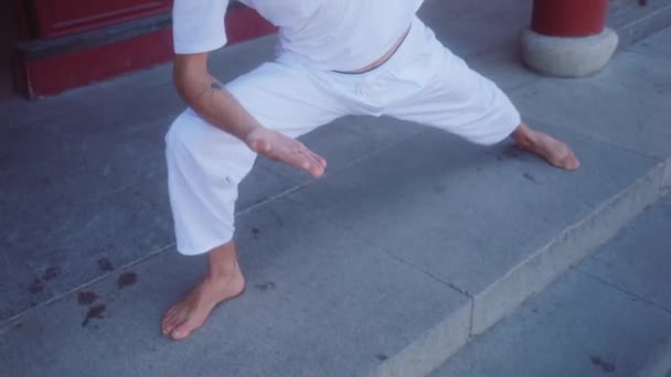 Hombre Adulto Caucásico Practica Yoga Ambiente Circundante Templo Tradicional Chino — Vídeos de Stock