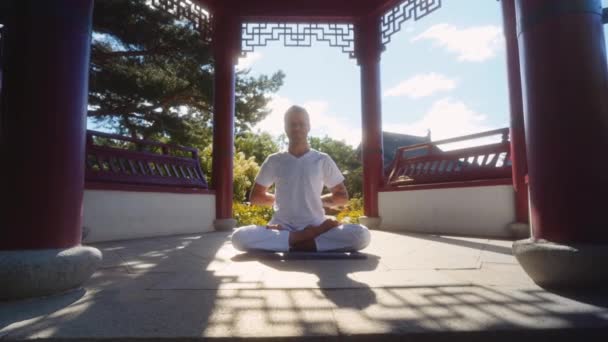Kaukasische Männer Praktizieren Yoga Umgebendes Ambiente Ist Das Eines Traditionellen — Stockvideo
