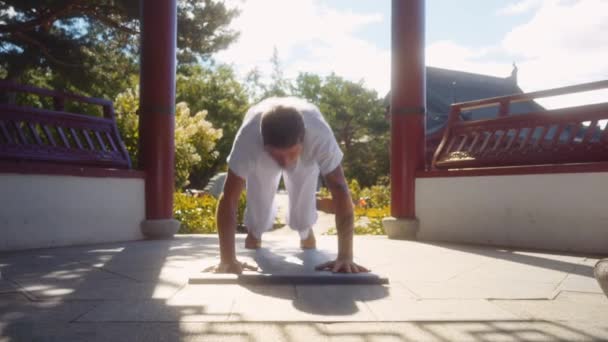 Blanke Volwassen Man Beoefent Yoga Omgeving Dat Van Een Traditionele — Stockvideo