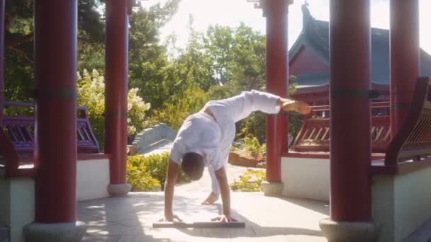 Maschio Adulto Caucasico Pratica Yoga Ambiente Circostante Quello Tempio Tradizionale — Video Stock