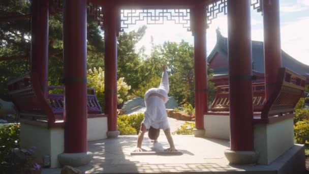 Hombre Adulto Caucásico Practica Yoga Ambiente Circundante Templo Tradicional Chino — Vídeo de stock