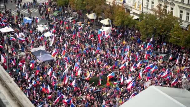 Nationalistische Menigte Met Tsjechische Vlaggen Demonstratie Praag Hoge Hoek — Stockvideo