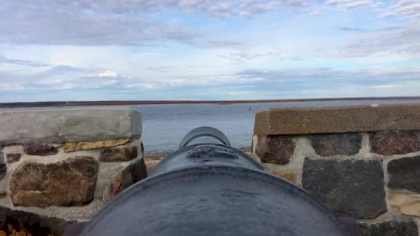 Surplombant Lieu Historique National Batterie Cap Merry Cannon Churchill Manitoba — Video