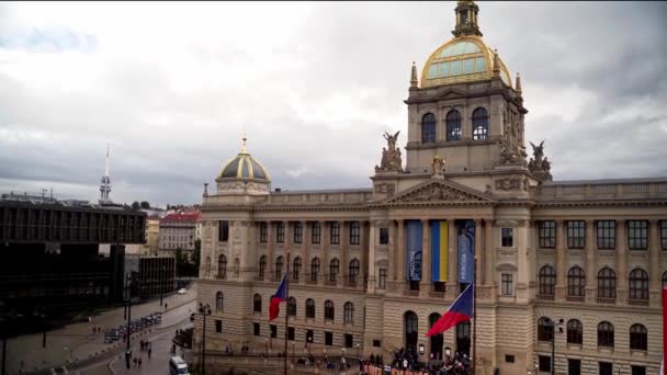 Activisten Met Borden Onder Tsjechisch Nationaal Museum Praag Kantelen — Stockvideo