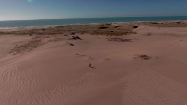 Aerial Duas Pessoas Praia Mar Chiquita Lago Salgado Córdoba Argentina — Vídeo de Stock