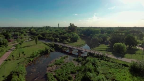 Aérial Rivière Pont Dans Petite Ville Mercedes Argentine Tir Vers — Video