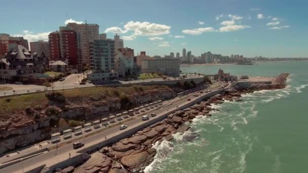 Aerial Kustmotorväg Och Byggnader Mar Del Plata Argentina Framåt Pan — Stockvideo