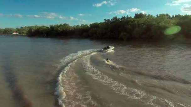 Person Vattenskidåkning Tigre Delta Parana Delta Argentina Spårningscirkel Pan — Stockvideo