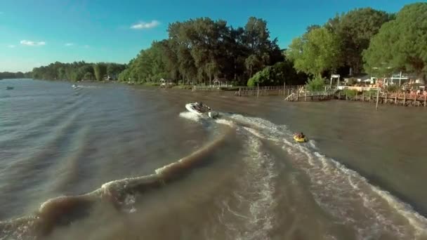 Aerial Person Vattenskidåkning Livboj Tigre Delta Parana Delta Argentina Spårning — Stockvideo