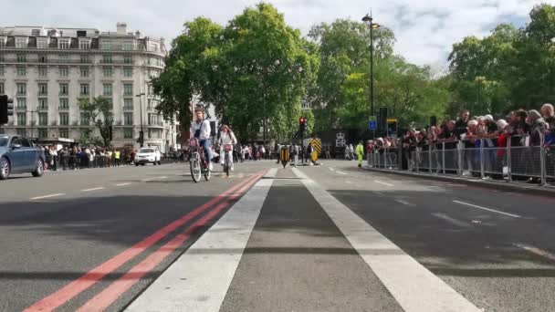 Tömeg Sorakozik Utcákon Kívül Buckingham Palace Nézni Queen Elizabeths Halottaskocsi — Stock videók