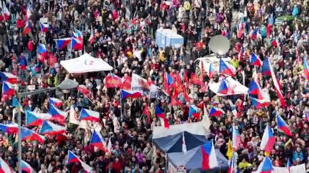 Демонстрация Экстремистской Толпы Чешскими Коммунистическими Флагами Прага — стоковое видео