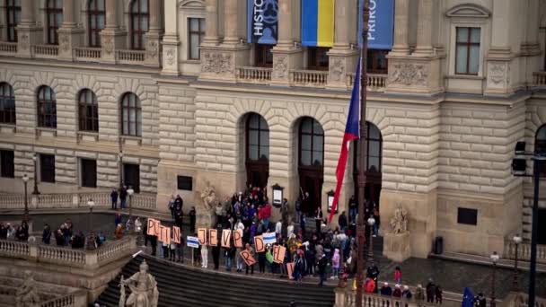 Activisten Protesteren Tegen Rusland Onder Oekraïense Vlag Praag — Stockvideo