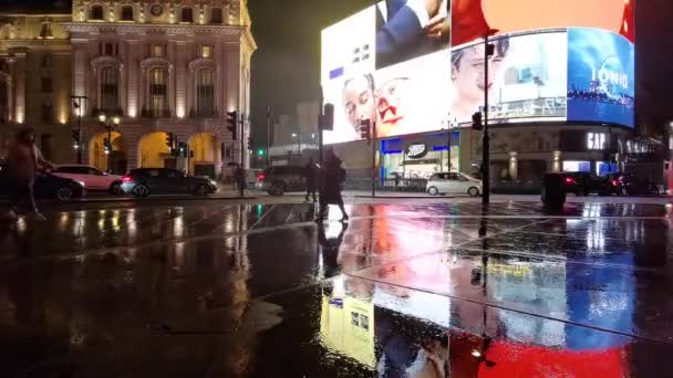 Piccadilly Circus Ads Night Few London Citizens Pedestrians Real Time — Stock Video