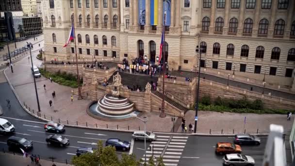 Aktivisten Protestieren Vor Dem Tschechischen Nationalmuseum Prag Aus Der Luft — Stockvideo