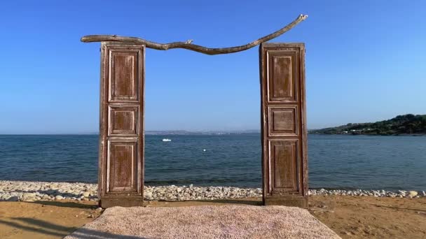 Niezwykłe Nadmorskie Izolowane Drewniane Drzwi Plaży Miejsca Fotografowania Widokiem Morze — Wideo stockowe