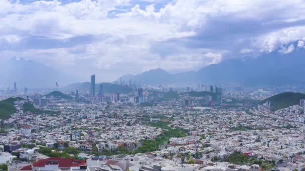 蒙特雷新林 在Mxico 山区的城市 有商业建筑 Cerro Silla 挂满墨西哥国旗的Obispado山和美丽的蓝天的城市景观 — 图库视频影像